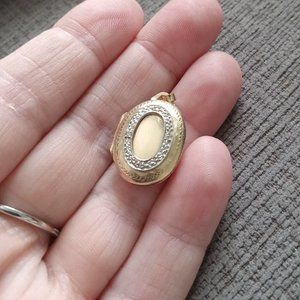 THIS ITEM HAS SOLD ELSEWHERE TODAY Gorgeous solid gold locket